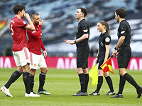 В Иране трансляцию футбольного матча более 100 раз прерывали из-за ног женщины-арбитра