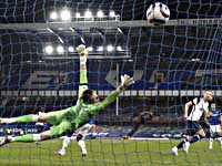 Кейн забил два мяча и получил травму. 