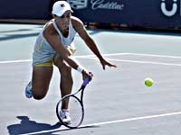 Белорусская теннисистка опубликовала эротическую фотографию - в куртке на голое тело