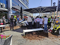 В Бат-Яме автомобиль сбил людей около кафе, 12 пострадавших