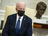 Дело полицейского обвиняемого в убийстве темнокожего: Байден ждет