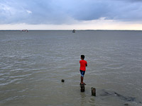 Жертвами столкновения катера и баржи в Бангладеш стали десятки людей