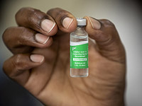 Индия больше не экспортирует вакцину, глобальная программа вакцинации практически остановилась