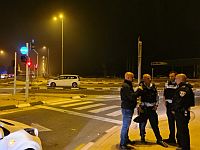 В южной части 6-й трассы один автомобиль сожжен, другой забросали камнями