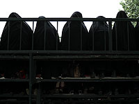 Партия Макрона отстранила кандидата в хиджабе от участия в выборах