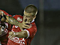 Футболист едва не сгорел перед матчем Кубка Либертадорес. Пришлось висеть на карнизе 11-го этажа