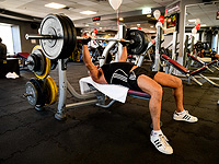 Несчастный случай в спортзале: мужчина получил травмы, забыв закрепить 