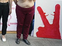 Акция в поддержку белорусской оппозиции в Варшаве: голый протест под лозунгом 