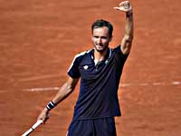 Даниил Медведев вышел в четвертьфинал Открытого чемпионата Франции