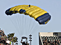 Чемпионат Польши. Парашютист приземлился на футбольное поле и получил желтую карточку