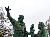 Российский акционист задержан полицией на Красной площади за перформанс-