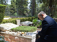 Беннет начал свой первый день в должности премьера с посещения могилы погибшего друга