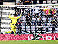 Евро 2020. Патрик Шик забил гол ударом почти с центра поля