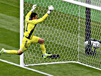 Евро 2020. Патрик Шик забил с  центра поля и испортил возвращение шотландцев