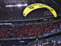 Перед матчем Германия - Франция на поле приземлился 