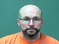 Фармацевт, который верил, что вакцина против коронавируса меняет ДНК, и испортил 500 доз 