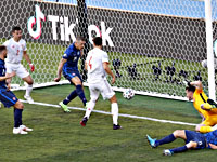 Незабитый пенальти, два автогола, шедевр ударом пяткой. Испанцы разгромили словаков