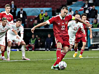 Благодарный болельщик согнул алюминиевую фигуру Дзюбы