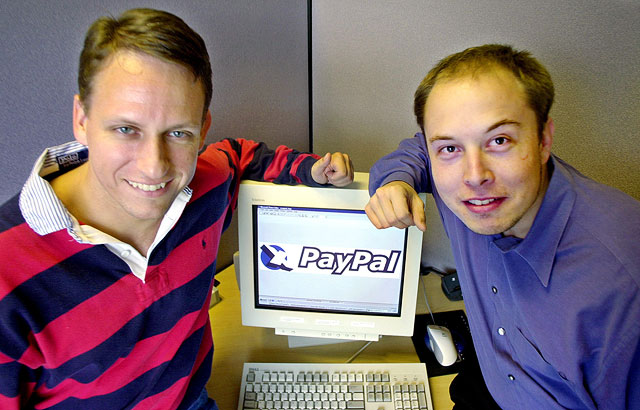 Илон Маск (справа) с исполнительным директором PayPal Питером Тилем (слева) в штаб-квартире компании в Пало-Альто, Калифорния. 2000 год Илон Маск (справа) с исполнительным директором PayPal Питером Тилем (слева) в штаб-квартире компании в Пало-Альто, Калифорния. 2000 год
