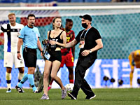 Матч Евро в Санкт-Петербурге был прерван. На поле выбежала девушка