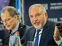 Либерман начинает с увольнений и сокращений. Экономический обзор за неделю