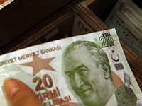 Израильский турист был депортирован из Турции за то, что высморкался в турецкую банкноту