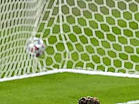 Новый турнир УЕФА начался с сенсационного поражения