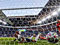 Украинские модели, скандально прославившиеся в Дубае, оказали эротическую поддержку сборной Англии