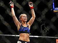 Спортсменка ММА напомнила о предстоящем бое эротической фотографией