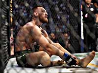 Конор Макгрегор оступился в первом раунде и сломал ногу. Победителем признан Порье