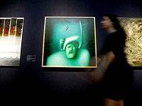 В центре работа Целкова на аукционе Christie's в 2013 году