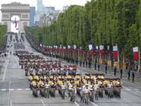 На Елисейских полях прошел парад в честь Дня взятия Бастилии