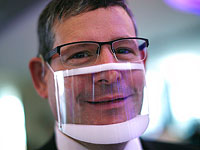 Минздрав обязал больницы закупить прозрачные маски для общения персонала с глухими пациентами