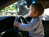 Обязательная установка систем, которые помогут не забывать в машине детей, отсрочена на год