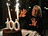 Во время церемонии открытия олимпиады демонстрировался сюжет о старейшей олимпийской чемпионке, еврейской гимнастке