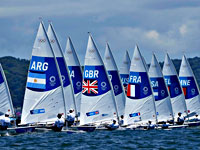 В первой олимпийской гонке в классе Laser Radial победила испанка Кристина Пуйоль Бахо. Израильтянка Шай Какон на 39-м месте