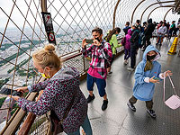 В Париже вновь открылась для туристов Эйфелева башня