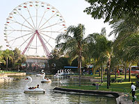 Около 30 человек застряли на колесе обозрения в 