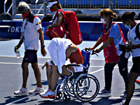 Олимпиада. Теннис, Паула Бадоса не смогла доиграть матч из-за теплового удара. Ее с корта увезли на коляске