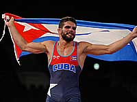 Олимпиада. Греко-римская борьба. Победил кубинец. Россиянин завоевал бронзу