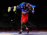 Олимпиада. Греко-римская борьба. В финале кубинец победил грузина. Россиянин завоевал бронзу