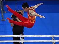 Олимпиада. Упражнения на брусьях. Победил китаец. Россиянин на пятом месте, украинец - на седьмом