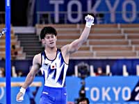 Олимпиада. Упражнения на перекладине. Победил японец. Россиянин на третьем месте