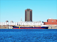 Захваченное судно Asphalt Princess направляется в сторону Ирана