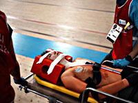 Олимпиада. Велотрек. Голландку увезли на носилках после столкновения