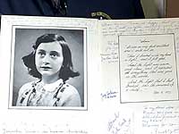 Участница аргентинского телешоу спела о женщинах, не выходящих из дома, на фоне фото Анны Франк