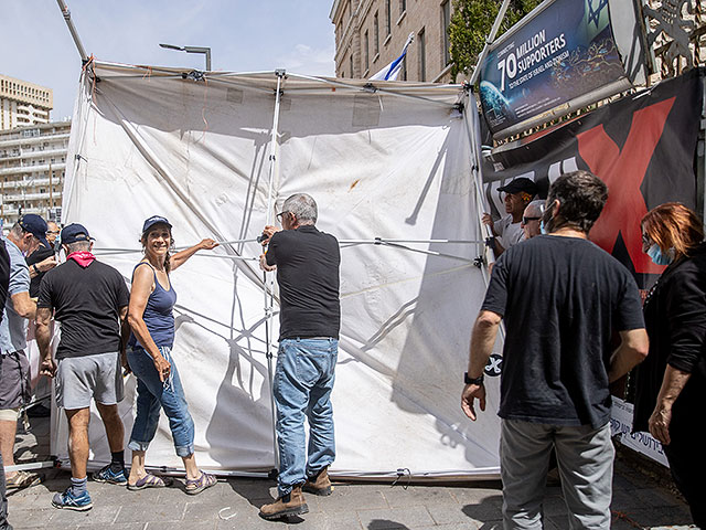 Поселенцы разбили протестную палатку возле канцелярии главы правительства