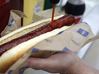 Хот-дог или фрукты с орехами? Опубликован список продуктов, прибавляющих и отнимающих минуты здоровой жизни