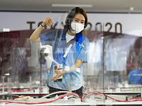 Пластиковые экраны призваны остановить распространение вируса, но лишь ухудшают ситуацию