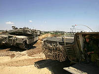 На базе ЦАХАЛа при погрузке на платформу перевернулся бронетранспортер